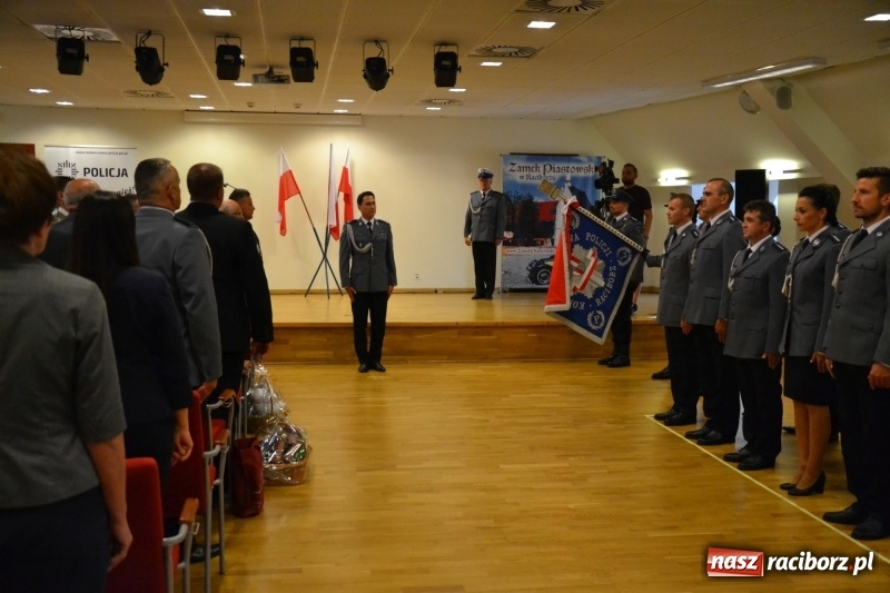 Zdjęcie w galerii na portalu naszraciborz.pl: Policjanci świętowali na zamku. Wręczono awanse i odznaczenia. Przyjechał szef śląskiej policji mianowany właśnie na generała wiadomości z regionu