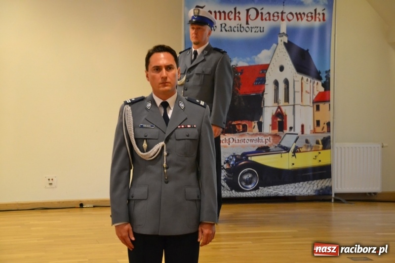 Zdjęcie w galerii na portalu naszraciborz.pl: Policjanci świętowali na zamku. Wręczono awanse i odznaczenia. Przyjechał szef śląskiej policji mianowany właśnie na generała wiadomości z regionu