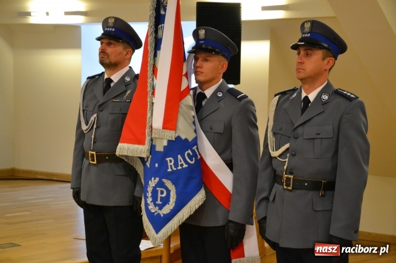 Zdjęcie w galerii na portalu naszraciborz.pl: Policjanci świętowali na zamku. Wręczono awanse i odznaczenia. Przyjechał szef śląskiej policji mianowany właśnie na generała wiadomości z regionu
