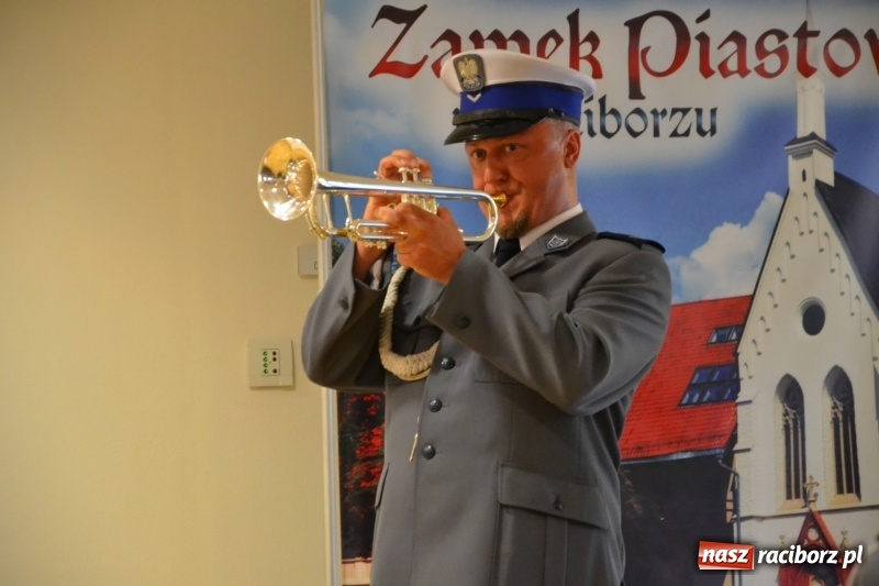 Zdjęcie w galerii na portalu naszraciborz.pl: Policjanci świętowali na zamku. Wręczono awanse i odznaczenia. Przyjechał szef śląskiej policji mianowany właśnie na generała wiadomości z regionu