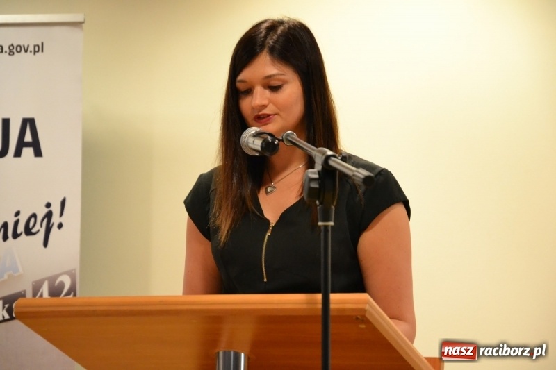 Zdjęcie w galerii na portalu naszraciborz.pl: Policjanci świętowali na zamku. Wręczono awanse i odznaczenia. Przyjechał szef śląskiej policji mianowany właśnie na generała wiadomości z regionu