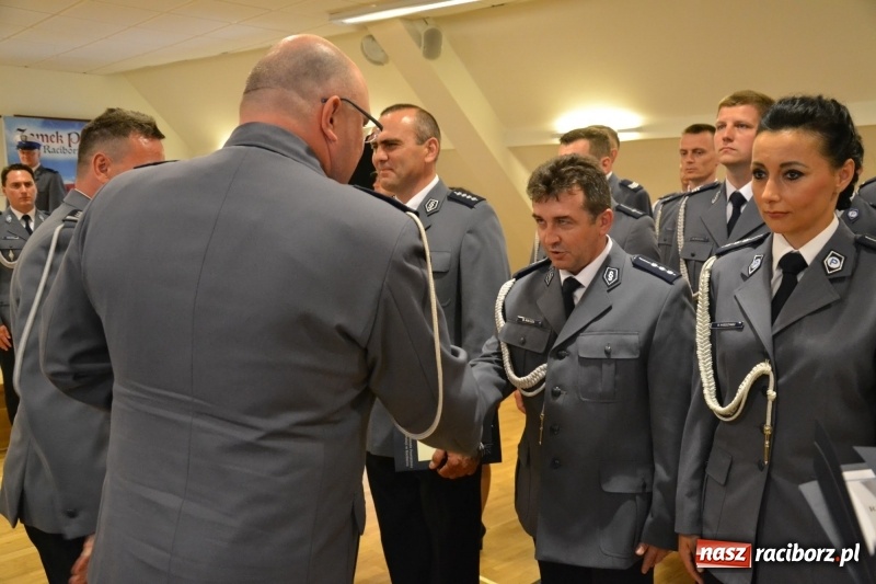 Zdjęcie w galerii na portalu naszraciborz.pl: Policjanci świętowali na zamku. Wręczono awanse i odznaczenia. Przyjechał szef śląskiej policji mianowany właśnie na generała wiadomości z regionu