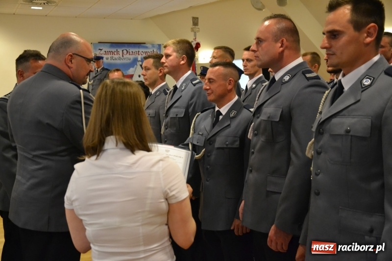 Zdjęcie w galerii na portalu naszraciborz.pl: Policjanci świętowali na zamku. Wręczono awanse i odznaczenia. Przyjechał szef śląskiej policji mianowany właśnie na generała wiadomości z regionu