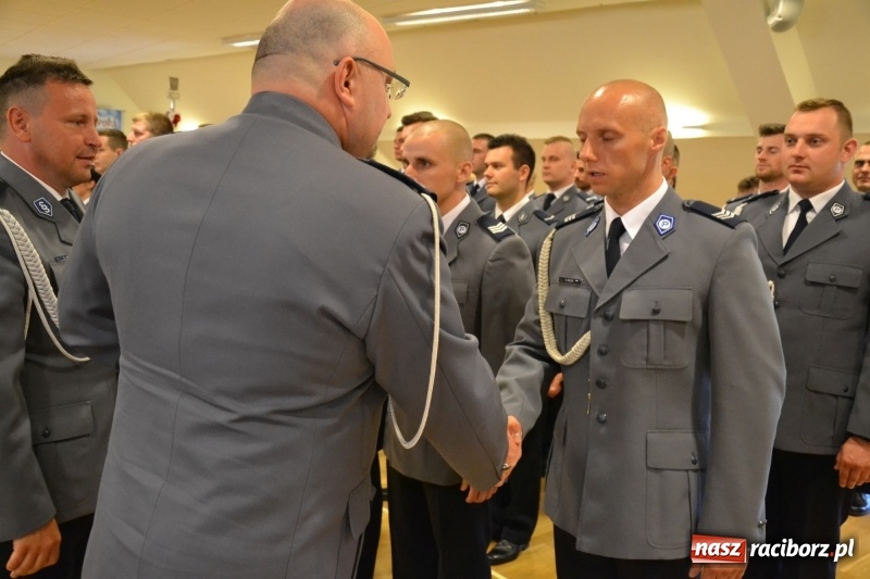 Zdjęcie w galerii na portalu naszraciborz.pl: Policjanci świętowali na zamku. Wręczono awanse i odznaczenia. Przyjechał szef śląskiej policji mianowany właśnie na generała wiadomości z regionu