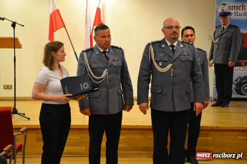 Zdjęcie w galerii na portalu naszraciborz.pl: Policjanci świętowali na zamku. Wręczono awanse i odznaczenia. Przyjechał szef śląskiej policji mianowany właśnie na generała wiadomości z regionu