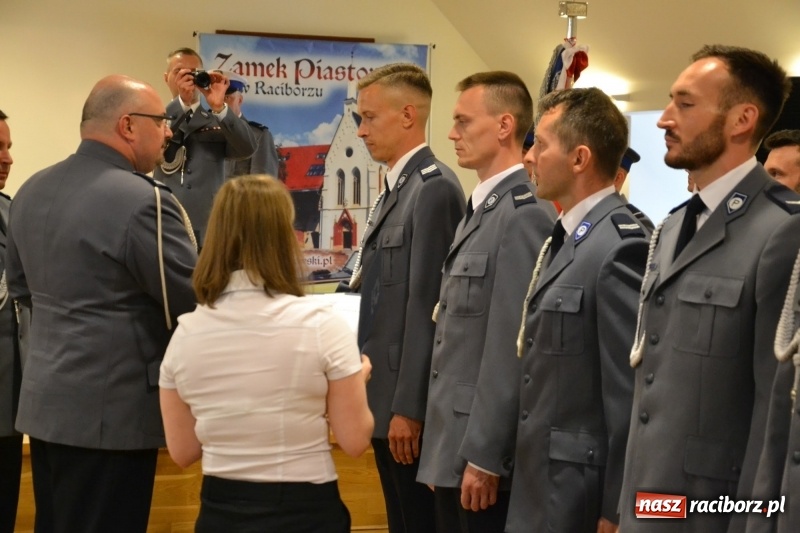 Zdjęcie w galerii na portalu naszraciborz.pl: Policjanci świętowali na zamku. Wręczono awanse i odznaczenia. Przyjechał szef śląskiej policji mianowany właśnie na generała wiadomości z regionu