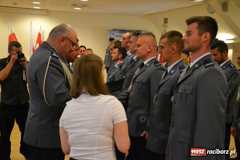 Zdjęcie w galerii na portalu naszraciborz.pl: Policjanci świętowali na zamku. Wręczono awanse i odznaczenia. Przyjechał szef śląskiej policji mianowany właśnie na generała wiadomości z regionu