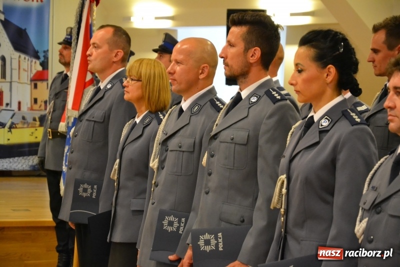 Zdjęcie w galerii na portalu naszraciborz.pl: Policjanci świętowali na zamku. Wręczono awanse i odznaczenia. Przyjechał szef śląskiej policji mianowany właśnie na generała wiadomości z regionu