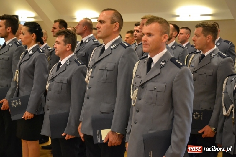 Zdjęcie w galerii na portalu naszraciborz.pl: Policjanci świętowali na zamku. Wręczono awanse i odznaczenia. Przyjechał szef śląskiej policji mianowany właśnie na generała wiadomości z regionu
