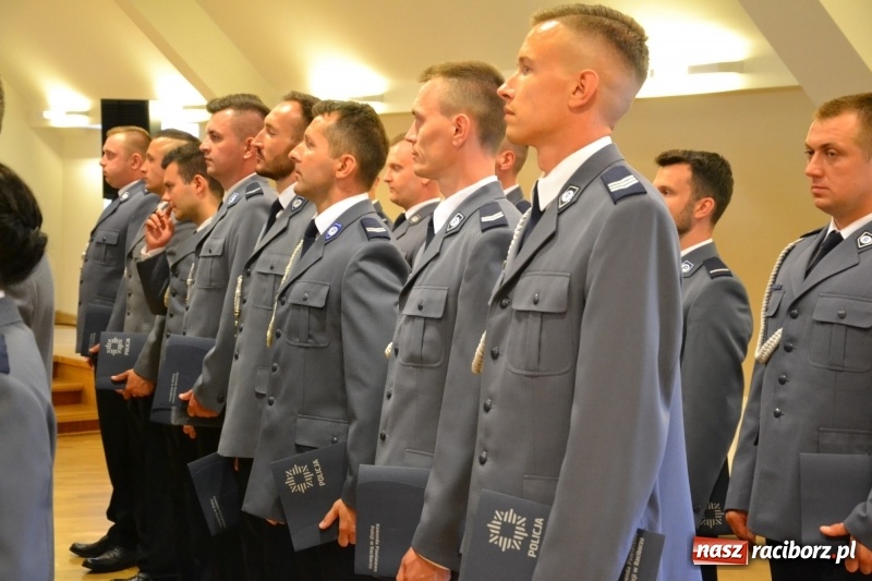 Zdjęcie w galerii na portalu naszraciborz.pl: Policjanci świętowali na zamku. Wręczono awanse i odznaczenia. Przyjechał szef śląskiej policji mianowany właśnie na generała wiadomości z regionu