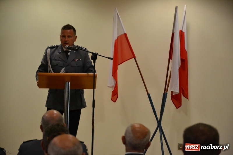 Zdjęcie w galerii na portalu naszraciborz.pl: Policjanci świętowali na zamku. Wręczono awanse i odznaczenia. Przyjechał szef śląskiej policji mianowany właśnie na generała wiadomości z regionu