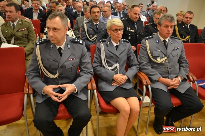 Zdjęcie w galerii na portalu naszraciborz.pl: Policjanci świętowali na zamku. Wręczono awanse i odznaczenia. Przyjechał szef śląskiej policji mianowany właśnie na generała wiadomości z regionu
