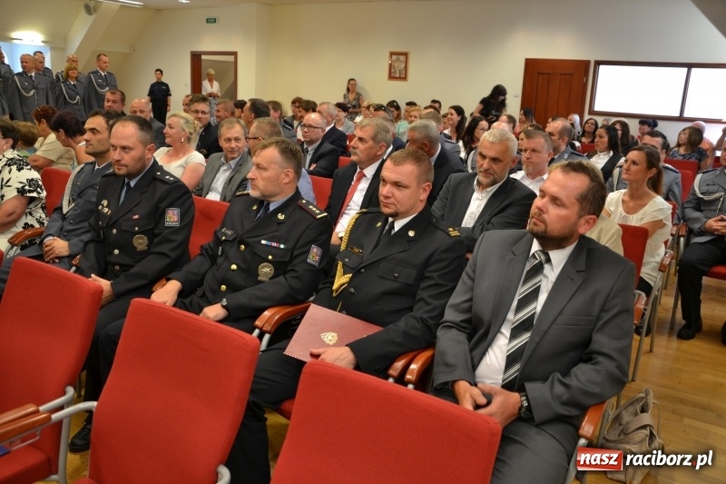 Zdjęcie w galerii na portalu naszraciborz.pl: Policjanci świętowali na zamku. Wręczono awanse i odznaczenia. Przyjechał szef śląskiej policji mianowany właśnie na generała wiadomości z regionu