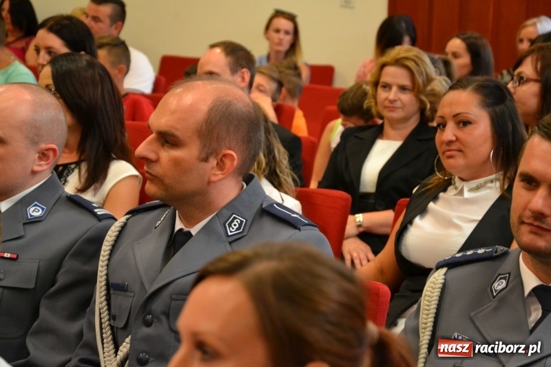 Zdjęcie w galerii na portalu naszraciborz.pl: Policjanci świętowali na zamku. Wręczono awanse i odznaczenia. Przyjechał szef śląskiej policji mianowany właśnie na generała wiadomości z regionu