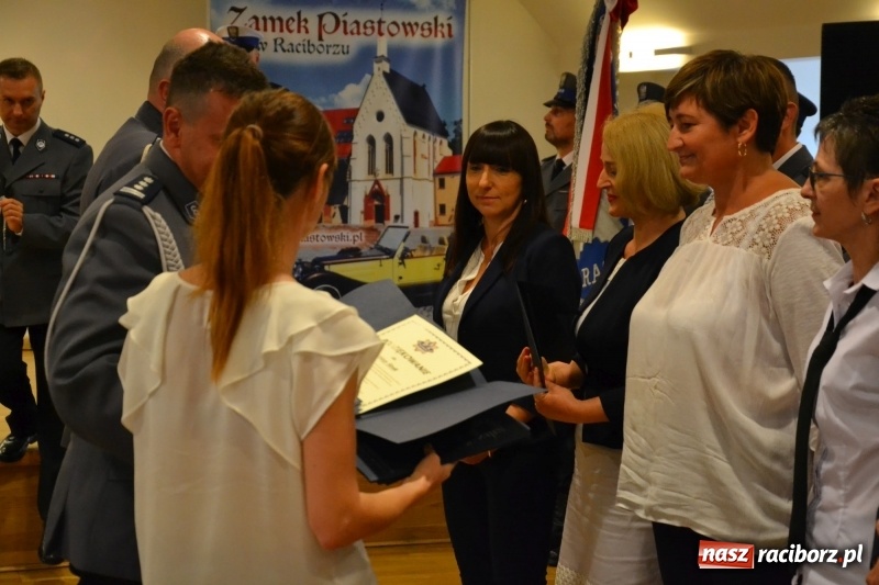 Zdjęcie w galerii na portalu naszraciborz.pl: Policjanci świętowali na zamku. Wręczono awanse i odznaczenia. Przyjechał szef śląskiej policji mianowany właśnie na generała wiadomości z regionu