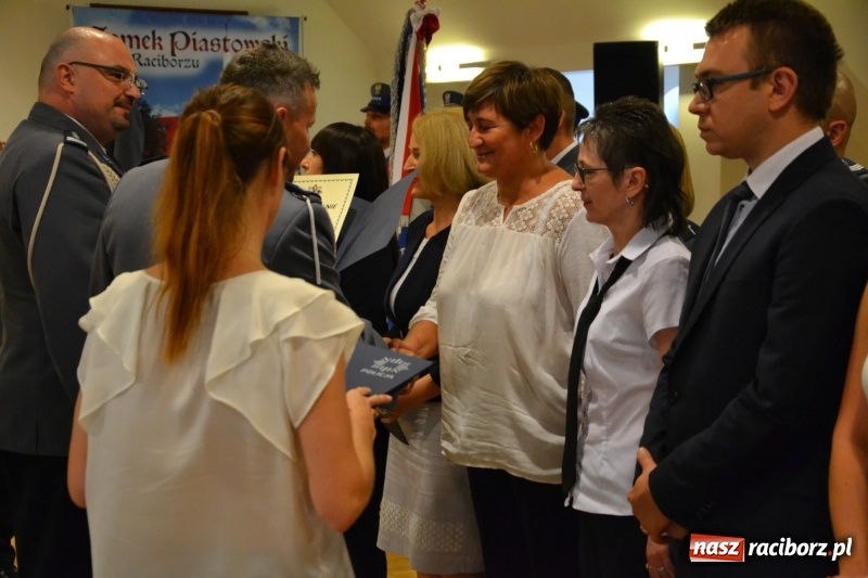 Zdjęcie w galerii na portalu naszraciborz.pl: Policjanci świętowali na zamku. Wręczono awanse i odznaczenia. Przyjechał szef śląskiej policji mianowany właśnie na generała wiadomości z regionu