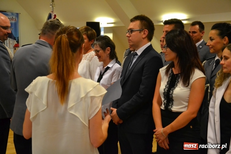 Zdjęcie w galerii na portalu naszraciborz.pl: Policjanci świętowali na zamku. Wręczono awanse i odznaczenia. Przyjechał szef śląskiej policji mianowany właśnie na generała wiadomości z regionu