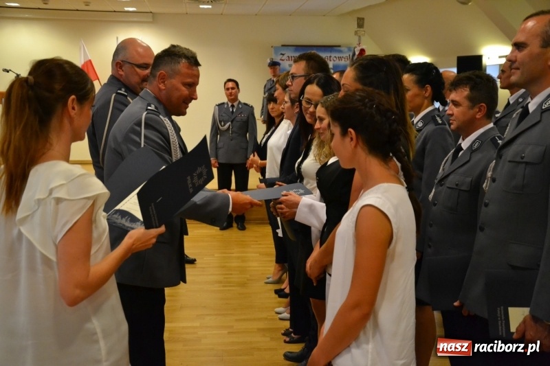 Zdjęcie w galerii na portalu naszraciborz.pl: Policjanci świętowali na zamku. Wręczono awanse i odznaczenia. Przyjechał szef śląskiej policji mianowany właśnie na generała wiadomości z regionu