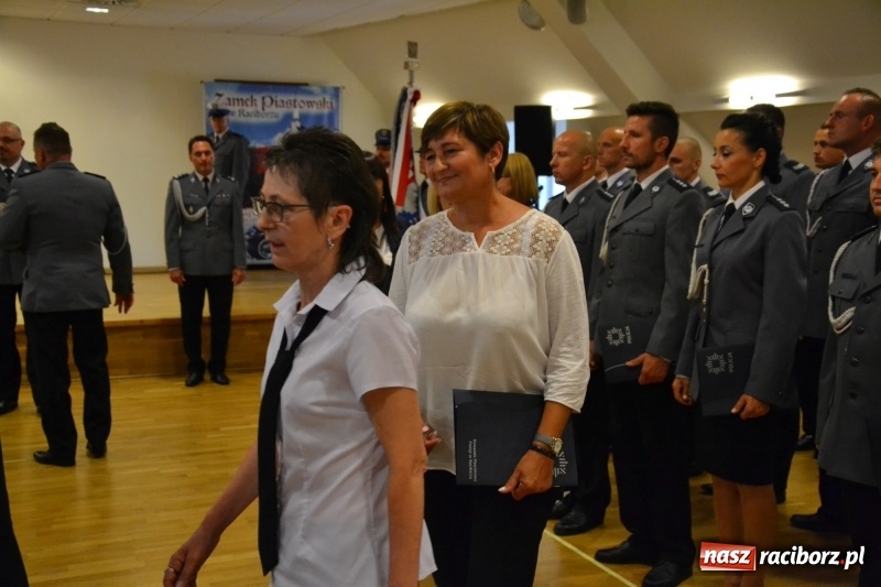 Zdjęcie w galerii na portalu naszraciborz.pl: Policjanci świętowali na zamku. Wręczono awanse i odznaczenia. Przyjechał szef śląskiej policji mianowany właśnie na generała wiadomości z regionu