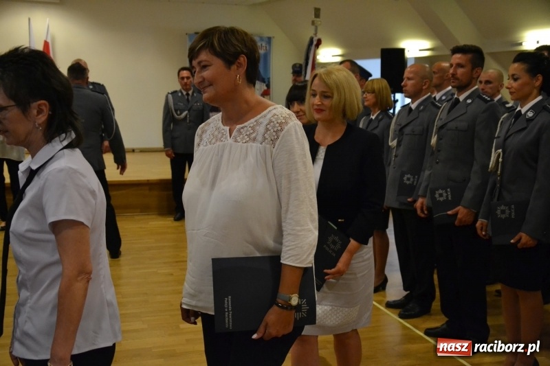 Zdjęcie w galerii na portalu naszraciborz.pl: Policjanci świętowali na zamku. Wręczono awanse i odznaczenia. Przyjechał szef śląskiej policji mianowany właśnie na generała wiadomości z regionu