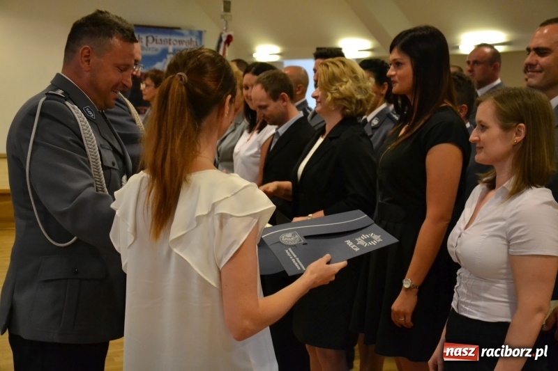 Zdjęcie w galerii na portalu naszraciborz.pl: Policjanci świętowali na zamku. Wręczono awanse i odznaczenia. Przyjechał szef śląskiej policji mianowany właśnie na generała wiadomości z regionu