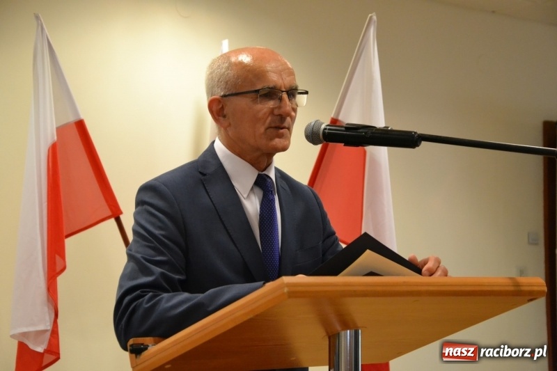 Zdjęcie w galerii na portalu naszraciborz.pl: Policjanci świętowali na zamku. Wręczono awanse i odznaczenia. Przyjechał szef śląskiej policji mianowany właśnie na generała wiadomości z regionu