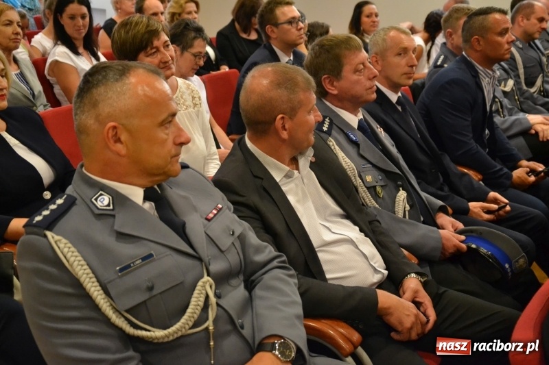 Zdjęcie w galerii na portalu naszraciborz.pl: Policjanci świętowali na zamku. Wręczono awanse i odznaczenia. Przyjechał szef śląskiej policji mianowany właśnie na generała wiadomości z regionu