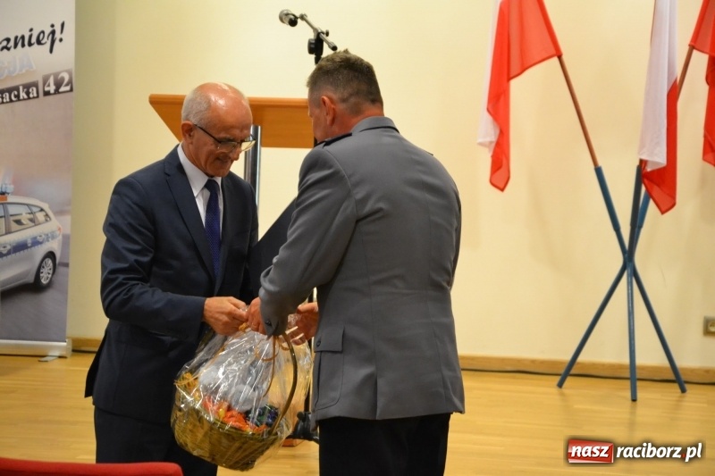 Zdjęcie w galerii na portalu naszraciborz.pl: Policjanci świętowali na zamku. Wręczono awanse i odznaczenia. Przyjechał szef śląskiej policji mianowany właśnie na generała wiadomości z regionu