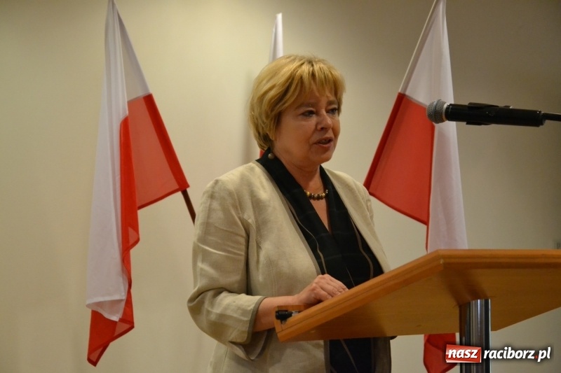 Zdjęcie w galerii na portalu naszraciborz.pl: Policjanci świętowali na zamku. Wręczono awanse i odznaczenia. Przyjechał szef śląskiej policji mianowany właśnie na generała wiadomości z regionu