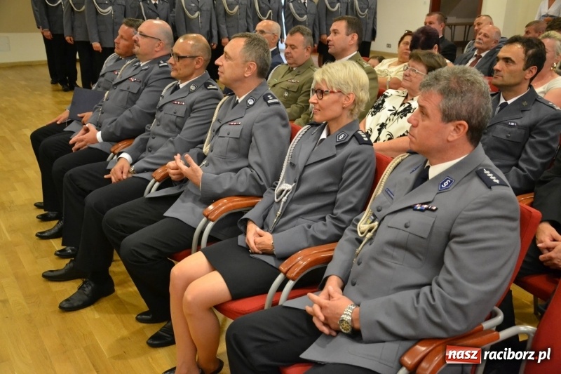 Zdjęcie w galerii na portalu naszraciborz.pl: Policjanci świętowali na zamku. Wręczono awanse i odznaczenia. Przyjechał szef śląskiej policji mianowany właśnie na generała wiadomości z regionu