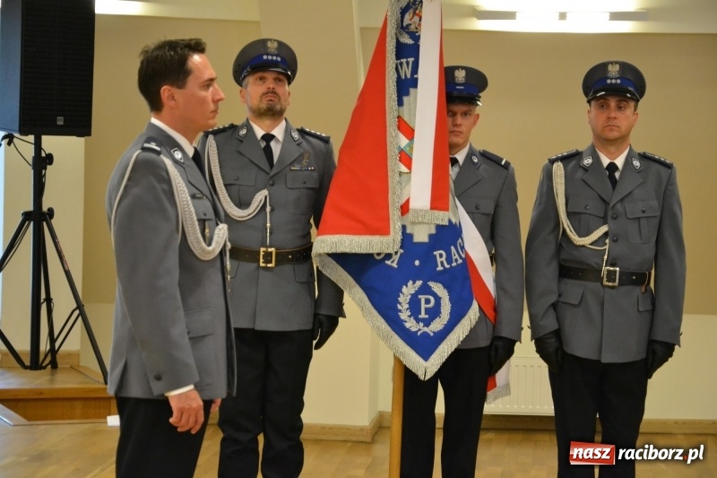 Zdjęcie w galerii na portalu naszraciborz.pl: Policjanci świętowali na zamku. Wręczono awanse i odznaczenia. Przyjechał szef śląskiej policji mianowany właśnie na generała wiadomości z regionu