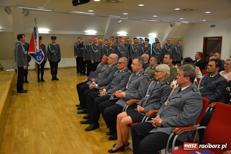 Zdjęcie w galerii na portalu naszraciborz.pl: Policjanci świętowali na zamku. Wręczono awanse i odznaczenia. Przyjechał szef śląskiej policji mianowany właśnie na generała wiadomości z regionu