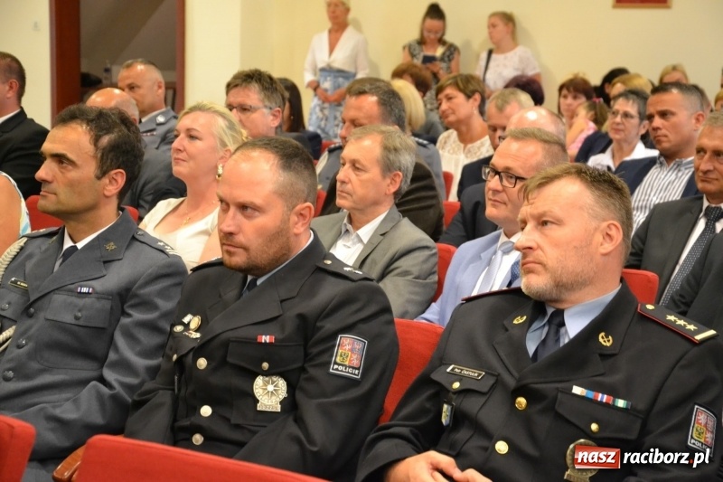 Zdjęcie w galerii na portalu naszraciborz.pl: Policjanci świętowali na zamku. Wręczono awanse i odznaczenia. Przyjechał szef śląskiej policji mianowany właśnie na generała wiadomości z regionu