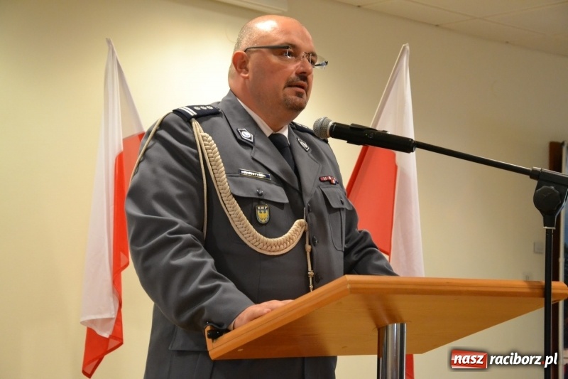 Zdjęcie w galerii na portalu naszraciborz.pl: Policjanci świętowali na zamku. Wręczono awanse i odznaczenia. Przyjechał szef śląskiej policji mianowany właśnie na generała wiadomości z regionu