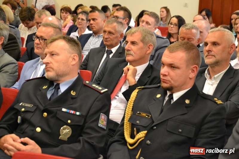 Zdjęcie w galerii na portalu naszraciborz.pl: Policjanci świętowali na zamku. Wręczono awanse i odznaczenia. Przyjechał szef śląskiej policji mianowany właśnie na generała wiadomości z regionu