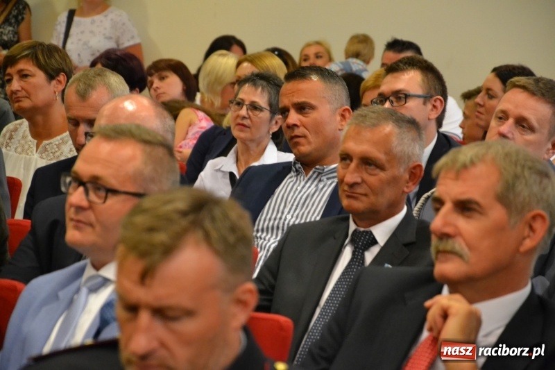 Zdjęcie w galerii na portalu naszraciborz.pl: Policjanci świętowali na zamku. Wręczono awanse i odznaczenia. Przyjechał szef śląskiej policji mianowany właśnie na generała wiadomości z regionu