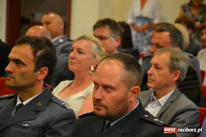 Zdjęcie w galerii na portalu naszraciborz.pl: Policjanci świętowali na zamku. Wręczono awanse i odznaczenia. Przyjechał szef śląskiej policji mianowany właśnie na generała wiadomości z regionu