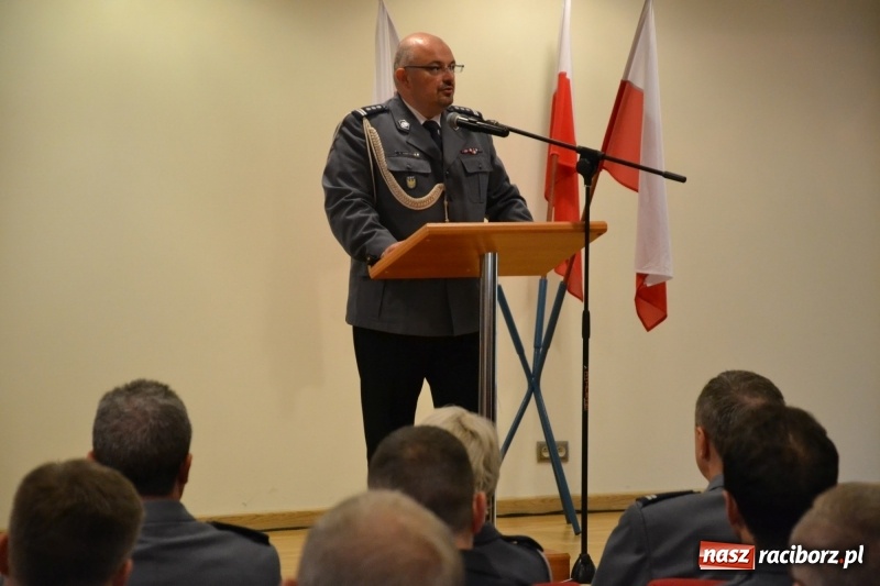 Zdjęcie w galerii na portalu naszraciborz.pl: Policjanci świętowali na zamku. Wręczono awanse i odznaczenia. Przyjechał szef śląskiej policji mianowany właśnie na generała wiadomości z regionu