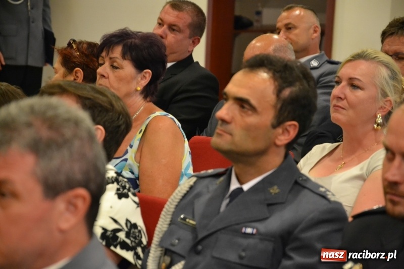 Zdjęcie w galerii na portalu naszraciborz.pl: Policjanci świętowali na zamku. Wręczono awanse i odznaczenia. Przyjechał szef śląskiej policji mianowany właśnie na generała wiadomości z regionu