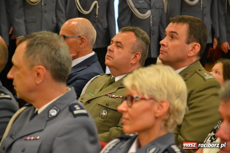 Zdjęcie w galerii na portalu naszraciborz.pl: Policjanci świętowali na zamku. Wręczono awanse i odznaczenia. Przyjechał szef śląskiej policji mianowany właśnie na generała wiadomości z regionu