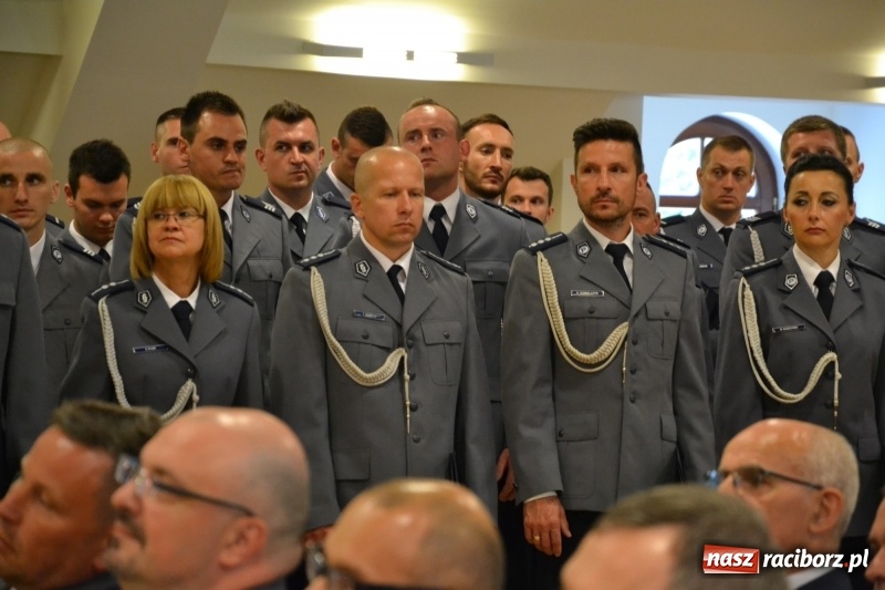 Zdjęcie w galerii na portalu naszraciborz.pl: Policjanci świętowali na zamku. Wręczono awanse i odznaczenia. Przyjechał szef śląskiej policji mianowany właśnie na generała wiadomości z regionu