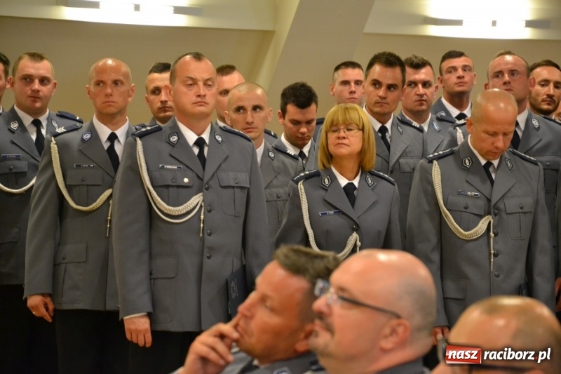 Zdjęcie w galerii na portalu naszraciborz.pl: Policjanci świętowali na zamku. Wręczono awanse i odznaczenia. Przyjechał szef śląskiej policji mianowany właśnie na generała wiadomości z regionu