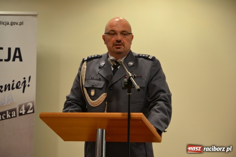 Zdjęcie w galerii na portalu naszraciborz.pl: Policjanci świętowali na zamku. Wręczono awanse i odznaczenia. Przyjechał szef śląskiej policji mianowany właśnie na generała wiadomości z regionu