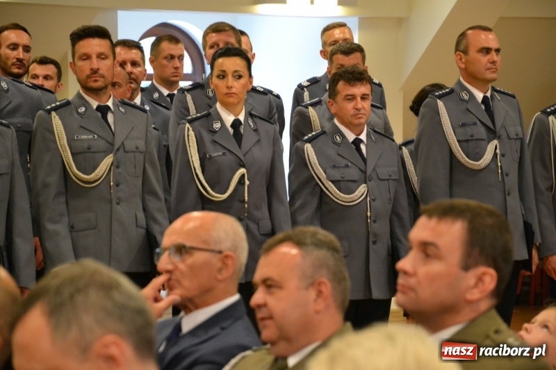 Zdjęcie w galerii na portalu naszraciborz.pl: Policjanci świętowali na zamku. Wręczono awanse i odznaczenia. Przyjechał szef śląskiej policji mianowany właśnie na generała wiadomości z regionu
