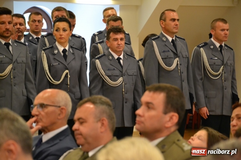 Zdjęcie w galerii na portalu naszraciborz.pl: Policjanci świętowali na zamku. Wręczono awanse i odznaczenia. Przyjechał szef śląskiej policji mianowany właśnie na generała wiadomości z regionu