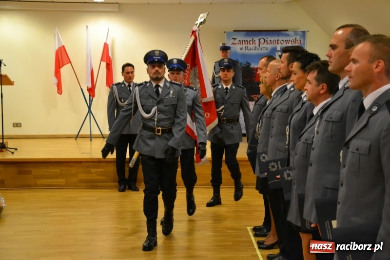 Zdjęcie w galerii na portalu naszraciborz.pl: Policjanci świętowali na zamku. Wręczono awanse i odznaczenia. Przyjechał szef śląskiej policji mianowany właśnie na generała wiadomości z regionu