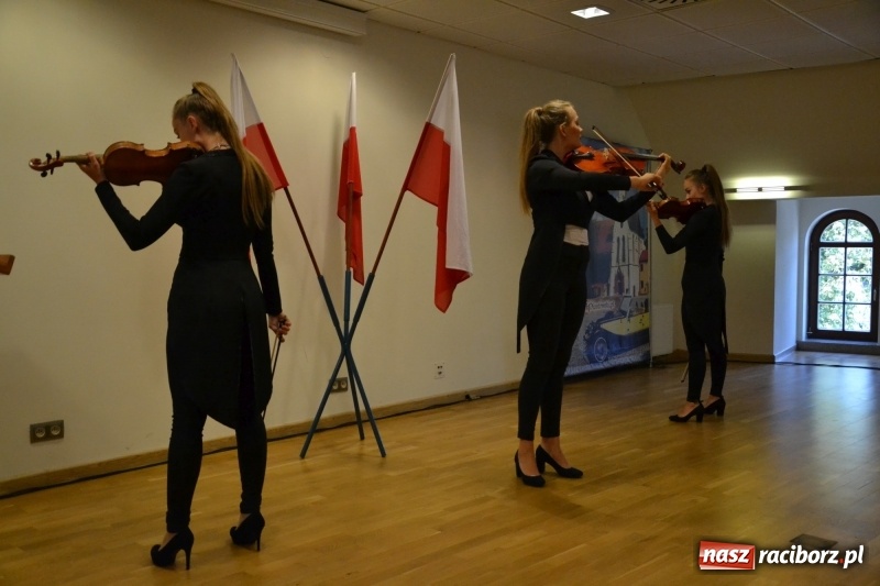 Zdjęcie w galerii na portalu naszraciborz.pl: Policjanci świętowali na zamku. Wręczono awanse i odznaczenia. Przyjechał szef śląskiej policji mianowany właśnie na generała wiadomości z regionu