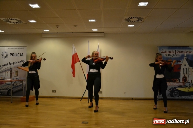 Zdjęcie w galerii na portalu naszraciborz.pl: Policjanci świętowali na zamku. Wręczono awanse i odznaczenia. Przyjechał szef śląskiej policji mianowany właśnie na generała wiadomości z regionu