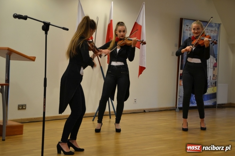 Zdjęcie w galerii na portalu naszraciborz.pl: Policjanci świętowali na zamku. Wręczono awanse i odznaczenia. Przyjechał szef śląskiej policji mianowany właśnie na generała wiadomości z regionu