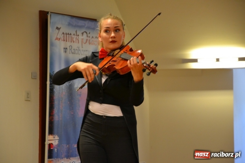 Zdjęcie w galerii na portalu naszraciborz.pl: Policjanci świętowali na zamku. Wręczono awanse i odznaczenia. Przyjechał szef śląskiej policji mianowany właśnie na generała wiadomości z regionu